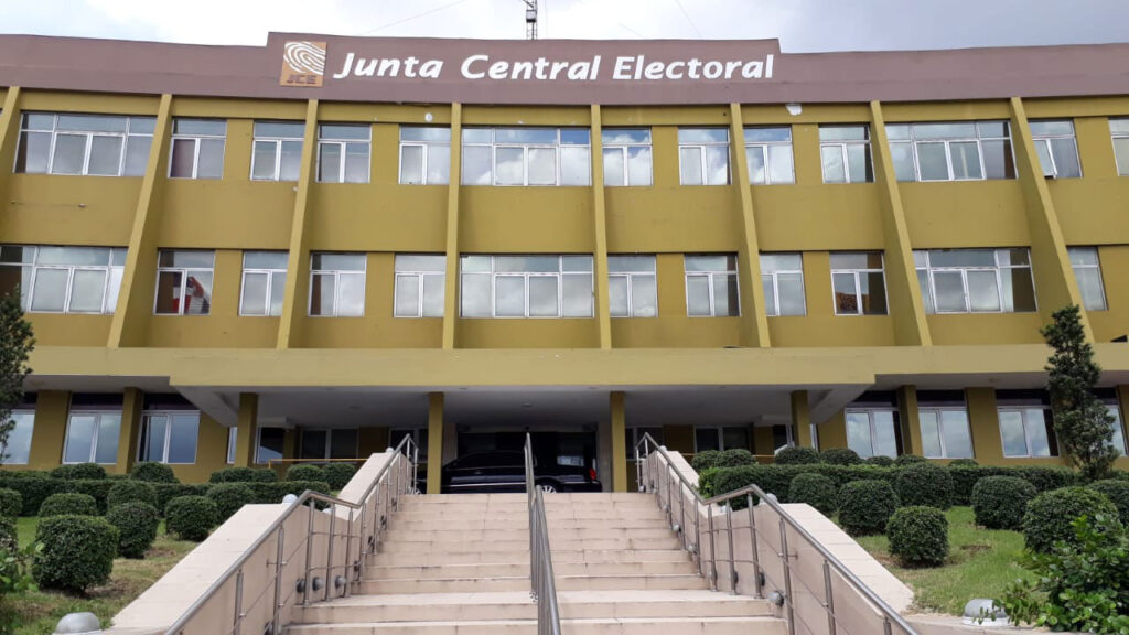 El presidente de la JCE ; portadores de cédula falsa «van a caer presos» si van a renovarla
