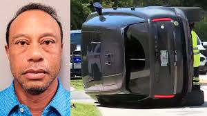 El golfista Tiger Woods es arrestado y acusado de conducir bajo la influencia de una sustancia