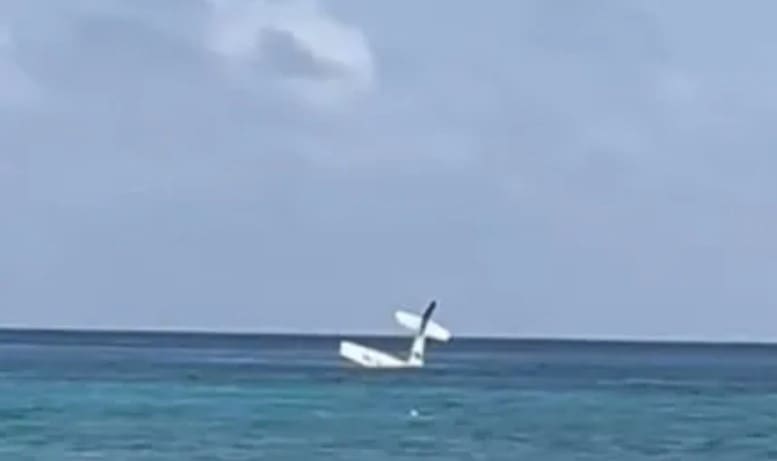 Una joven piloto aterrizó de emergencia en playa repleta de Florida y salió ilesa